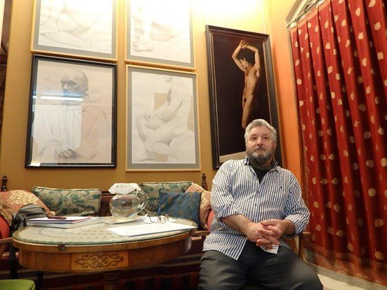 Vicente Nello, en su estudio de la casa familiar de la calle Veracruz, donde tiempo antes pintó Manuel Delicado Mena Vicente Nello, en su estudio de la casa familiar de la calle Veracruz, donde tiempo antes pintó Manuel Delicado Mena