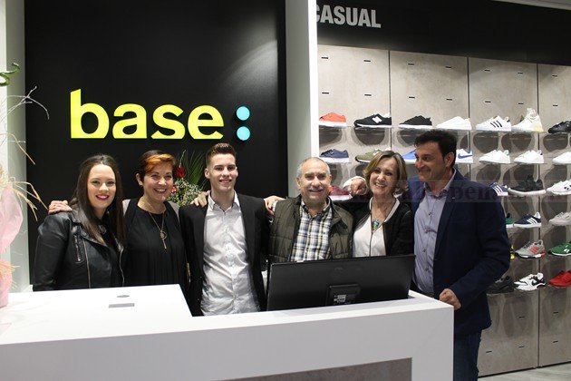 Rosa de la Hoz con su familia y empleados de la tienda de Valdepeñas Rosa de la Hoz con su familia y empleados de la tienda de Valdepeñas