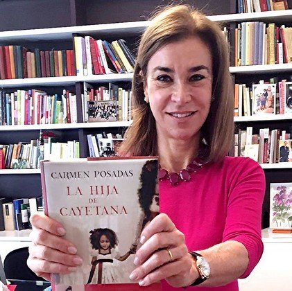 La escritora sostiene un ejemplar de su novela_Fuente Facebook Carmen Posadas2 (Copiar)