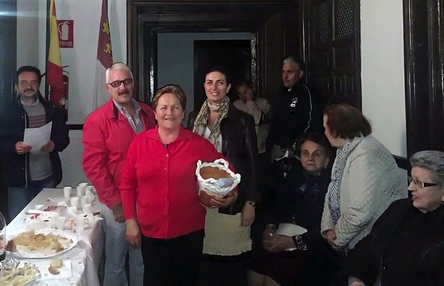 Carmen Espinosa recibe el segundo premio de Hornazos_AdValdepeñas