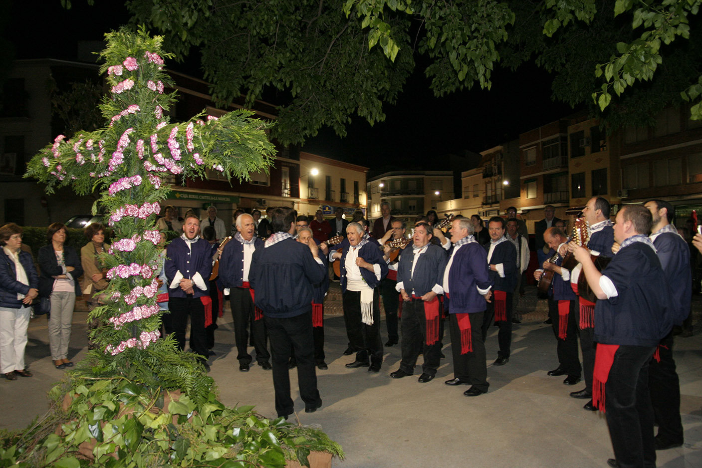 Echando el Mayo a la Cruz de las Amas de Casa en el Jardín