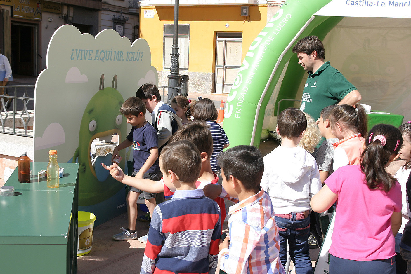 Los escolares, seleccionando el tipo de contenedor adecuado