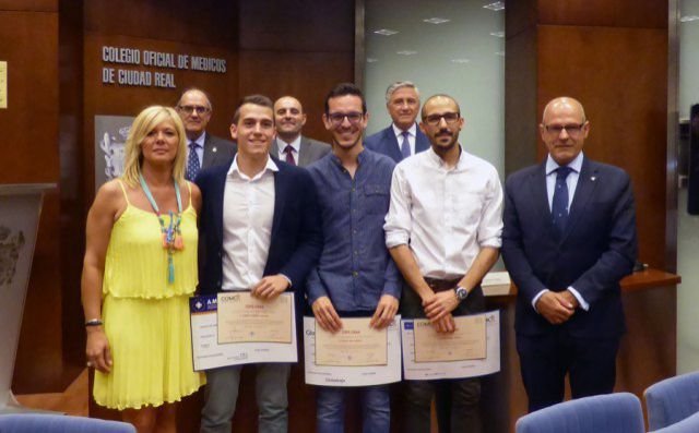 Los tres becados y el presidente del Colegio de Médicos, con los representantes de las empresas patrocinadoras, Dr. Luis Campos, presidente de AMA, Raquel García, delegada de MUTUAL MÉDICA, y Miguel Ángel León, director territorial de GLOBALCAJA Los tres becados y el presidente del Colegio de Médicos, con los representantes de las empresas patrocinadoras, Dr. Luis Campos, presidente de AMA, Raquel García, delegada de MUTUAL MÉDICA, y Miguel Ángel León, director territorial de GLOBALCAJA