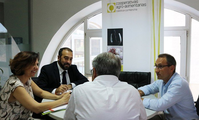 20170619 Cs CLM reunidos con cooperativas agroalimentarias (Copiar)
