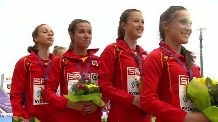 En la foto, Paula Sevilla (la primera por la derecha) con sus compañeras de equipo En la foto, Paula Sevilla (la primera por la derecha) con sus compañeras de equipo
