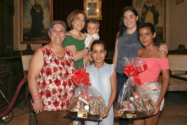 Las niñas saharauis, junto a sus madres de acogida y la titular de Bienestar Social (Copiar)
