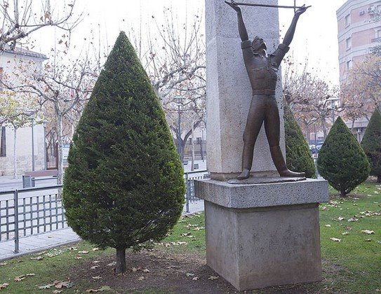 Foto de estatua de Marino Amaya al Alférez Provisional en la Plaza de España de Ciudad Real (foto La Tribuna de Ciudad Real) Foto de estatua de Marino Amaya al Alférez Provisional en la Plaza de España de Ciudad Real (foto La Tribuna de Ciudad Real)
