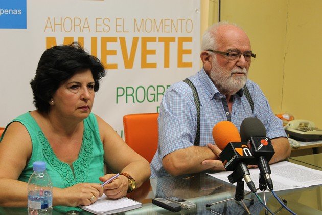 José Manuel Pena y Ana Martínez (concejal de UCIN) en la rueda de prensa José Manuel Pena y Ana Martínez (concejal de UCIN) en la rueda de prensa