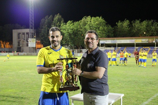 Trofeo Rosa del Azafrán.entrega del mismo por el alcalde, Luis Díaz Cacho Trofeo Rosa del Azafrán.entrega del mismo por el alcalde, Luis Díaz Cacho