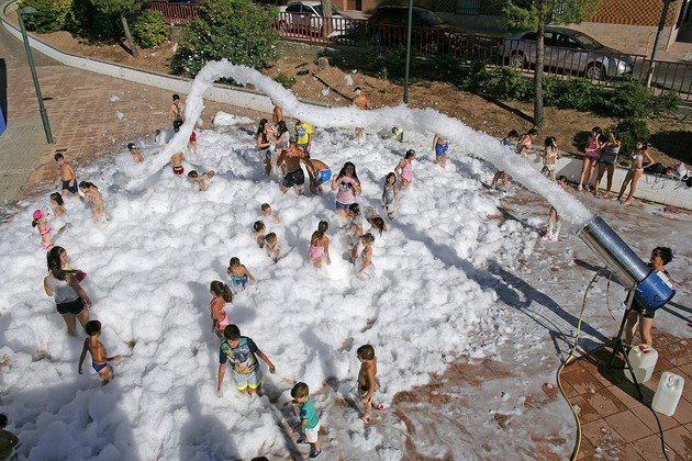 Refrescante baño de espuma en el ecuador de la Semana de la Juventud (Copiar)