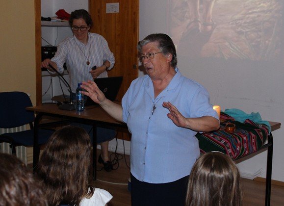 Sor Constanza durante la charla impartida en La Solana