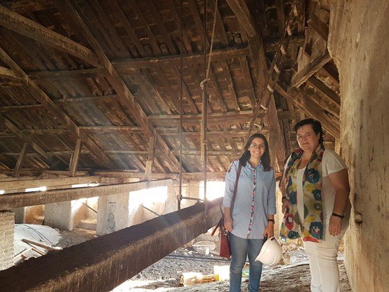 Gloria y Leticia en el interior de la cubierta de la Iglesia de la Asunción