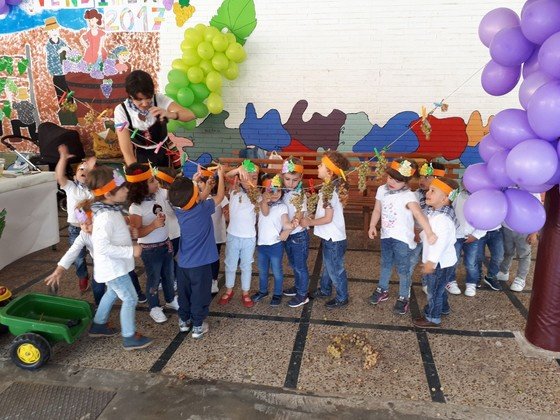 Alumnos de Infantil del Jesús Baeza recogiendo la uva en su fiesta de la vendimia Alumnos de Infantil del Jesús Baeza recogiendo la uva en su fiesta de la vendimia