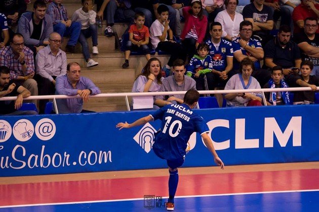 Dani Santos intenta controlar un balón - Foto ACP-FSValdepeñas Dani Santos intenta controlar un balón - Foto ACP-FSValdepeñas