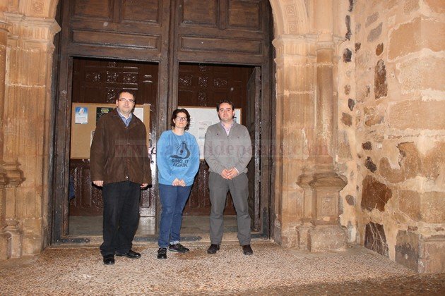 En la foto de archivo, María José (en el centro) junto a Rafael, el sacerdote y Manuel, alcalde de Moral En la foto de archivo, María José (en el centro) junto a Rafael, el sacerdote y Manuel, alcalde de Moral