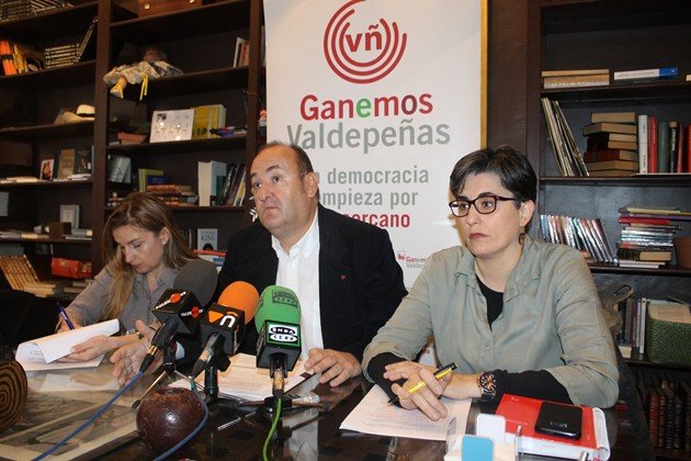 Los concejales de IU-Ganemos Valdepeñas durante el desayuno con los medios de comunicación locales