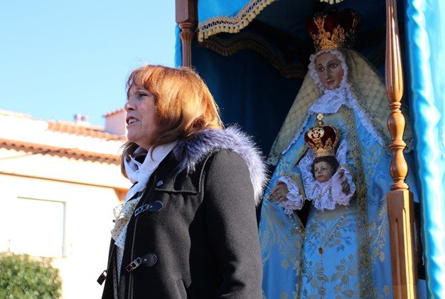 La alcaldesa en funciones de La Solana dando los vivas de despedida