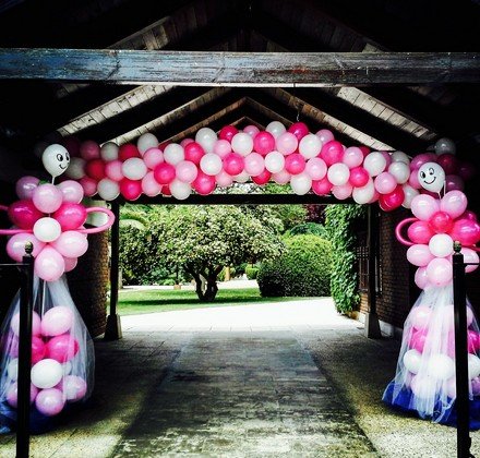 Globos y muñecos en la entrada al Hotel el Hidalgo el día de las comuniones