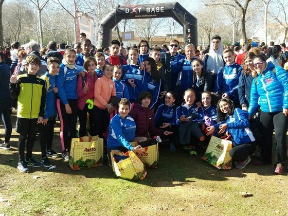 Grupo de atletas valdepeñeros en el LII Cross del Chorizo de Puertollano Grupo de atletas valdepeñeros en el LII Cross del Chorizo de Puertollano
