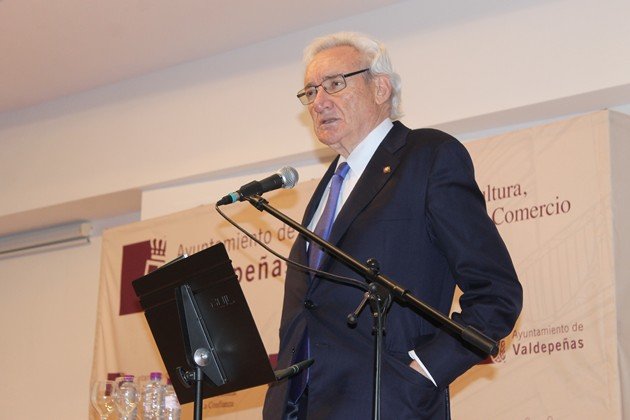 Luis del Olmo recitando poesía de Miguel Hernández en Valdepeñas Luis del Olmo recitando poesía de Miguel Hernández en Valdepeñas