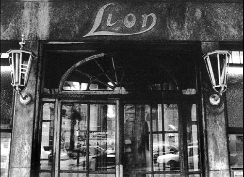 Fuente: alternativaovni.blogspot.com
Puerta de acceso al antiguo café Lion con sus faroles, hoy inexistentes