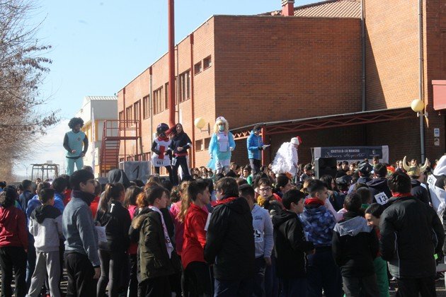 Foto previa al comienzo de la V Carrera Solidaria del IES Francisco Nieva a beneficio de Cruz Roja Foto previa al comienzo de la V Carrera Solidaria del IES Francisco Nieva a beneficio de Cruz Roja