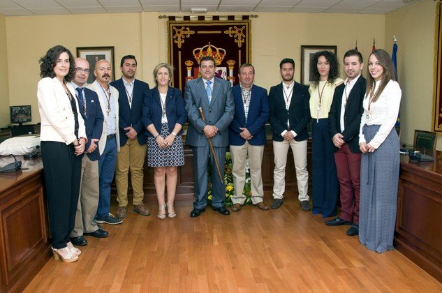Corporación municipal de Calzada de Calatrava al completo.durante la última toma de posesión. En la foto aparece Agustín, situado al lado del alcalde Corporación municipal de Calzada de Calatrava al completo.durante la última toma de posesión. En la foto aparece Agustín, situado al lado del alcalde