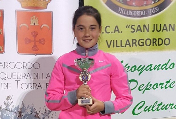 Montse Mahía con el trofeo ganado en Villargordo (Jaén) Montse Mahía con el trofeo ganado en Villargordo (Jaén)