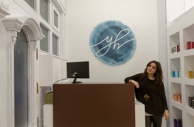 Yolanda Hurtado en la recepción de su salón de Peluquería y Estética