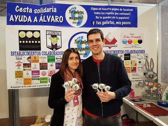 En la foto Pedro y Mamen los padres de Álvaro, en el stand que tuvieron en la Feria del Stock de Valdepeñas En la foto Pedro y Mamen los padres de Álvaro, en el stand que tuvieron en la Feria del Stock de Valdepeñas