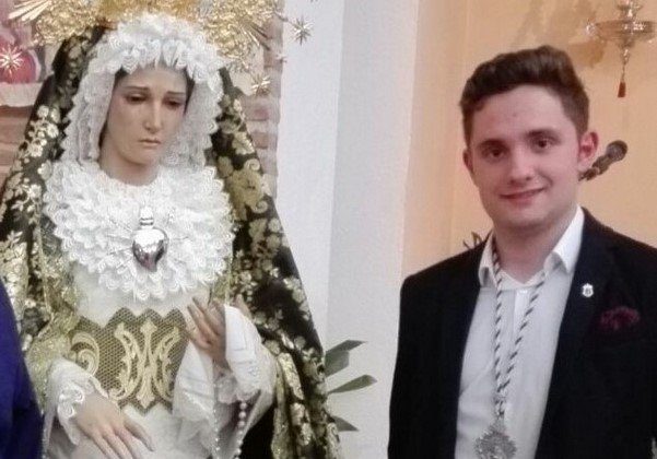 En la foto, Miguel Ángel Chacón Osorio, junto a la imagen de Nuestra Señora de La Soledad de Valdepeñas En la foto, Miguel Ángel Chacón Osorio, junto a la imagen de Nuestra Señora de La Soledad de Valdepeñas