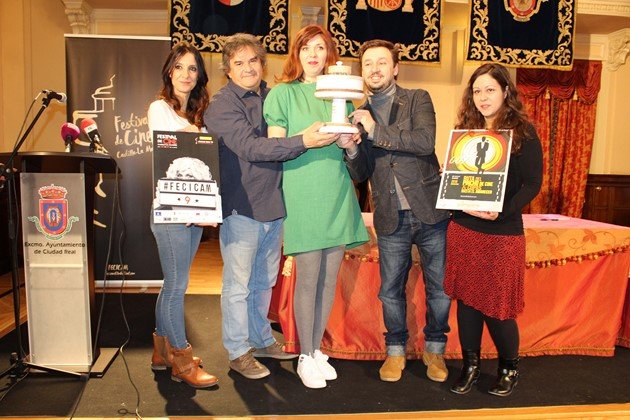 Imagen de familia autores carteles, directora y organizador Ruta (Copiar)