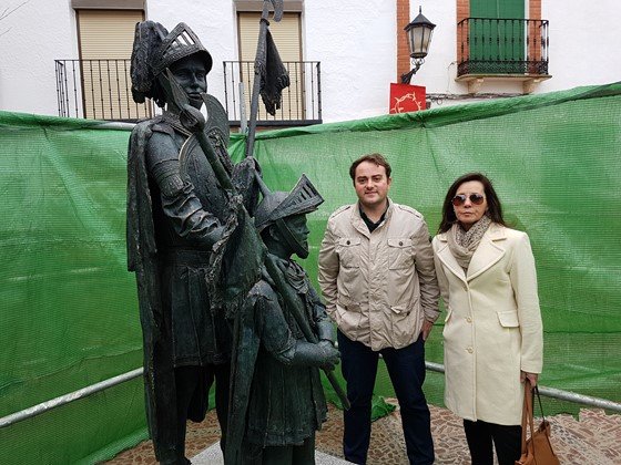 En la imagen Manuel Torres, alcalde de Moral y Micaela Moreno, concejal de Festejos, junto a la escultura homenaje al armao que hoy viernes se inaugura. En la imagen Manuel Torres, alcalde de Moral y Micaela Moreno, concejal de Festejos, junto a la escultura homenaje al armao que hoy viernes se inaugura.