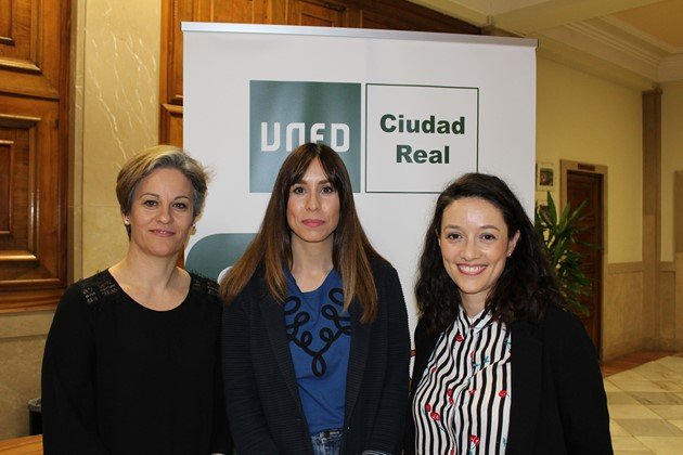 En la foto de izda. a dcha: Victoria Arenas (ORISOS), Violeta Román (Ponente) y Mª Carmen Ramírez (UNED) En la foto de izda. a dcha: Victoria Arenas (ORISOS), Violeta Román (Ponente) y Mª Carmen Ramírez (UNED)