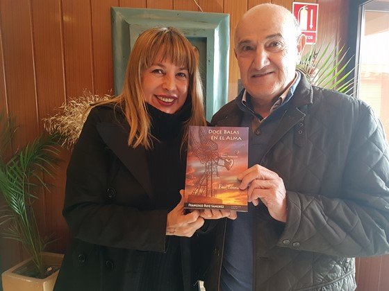 Rosa Peñasco y Francisco Ruíz Sánchez posan para Actualidad Valdepeñas con el libro "Doce balas en el alma"