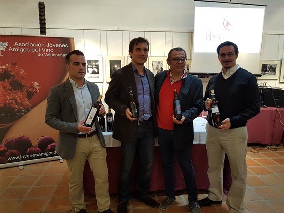 Cata de los Jóvenes Amigos del Vino con los vinos de Bodegas Real
