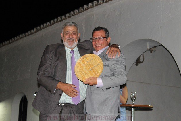 Foto de archivo de Actualidad Valdepeñas. Pepe Beiro con el presidente de los Jóvenes Amigos del Vino de Valdepeñas, José Luis Villegas