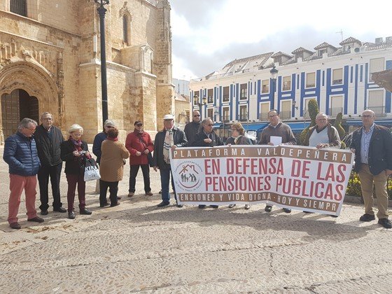 Concentración de pensionistas en la Plaza de España de Valdepeñas