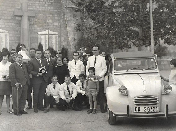 Gabriel, su hijo José Luis, camareros y clientes de "El Penalty", junto al coche de "Fundador", 1968 Gabriel, su hijo José Luis, camareros y clientes de "El Penalty", junto al coche de "Fundador", 1968