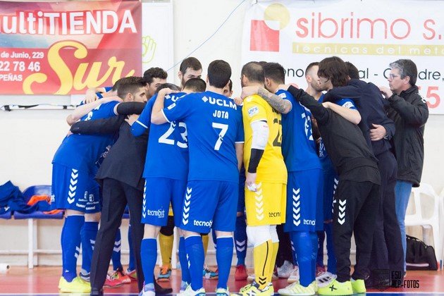 Último saludo entre los jugadores del FS Valdepeñas antes del partido fr... (Copiar)