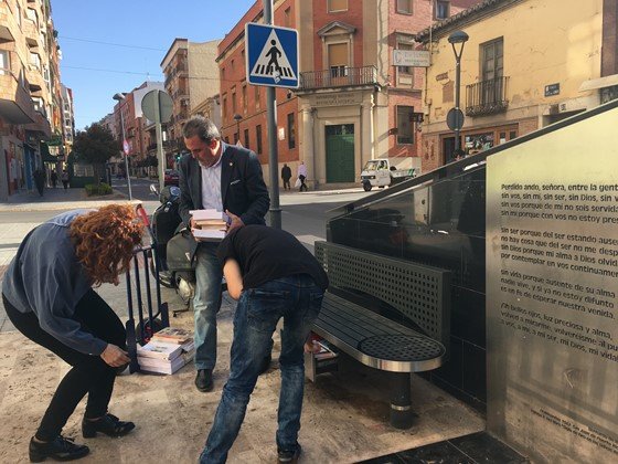 El director de la UNED de Valdepeñas junto a miembros del centro educativo colocando libros en los bancos de lectores de la calle Seis de Junio El director de la UNED de Valdepeñas junto a miembros del centro educativo colocando libros en los bancos de lectores de la calle Seis de Junio
