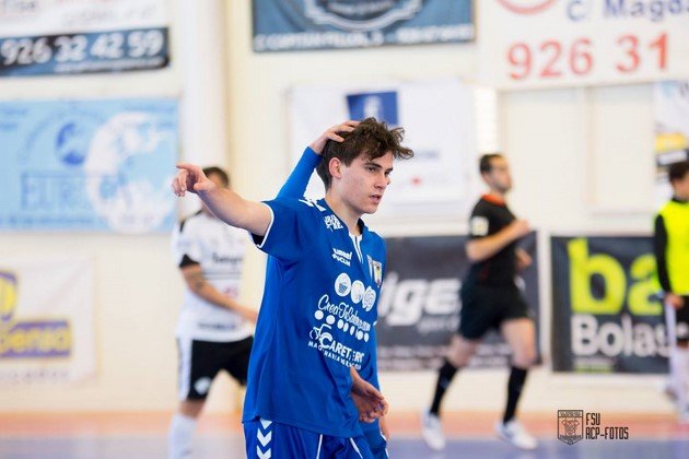 Juanpa jugador del filial del FS Valdepeñas tras un gol en casa (Copiar)