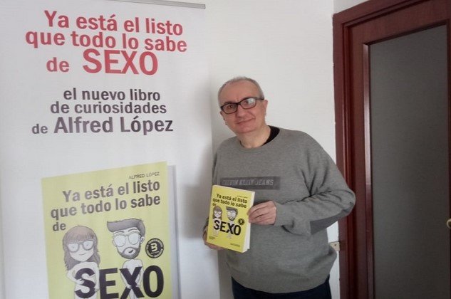 Alfred posando con su último libro "Ya está el listo que todo lo sabe de SEXO" Alfred posando con su último libro "Ya está el listo que todo lo sabe de SEXO"