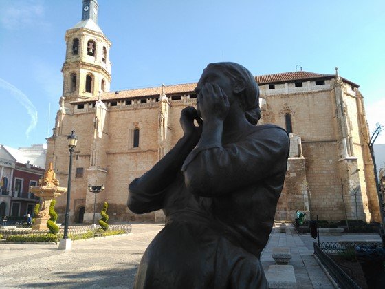 ESCULTURA HOMENAJE MADRES (Copiar)