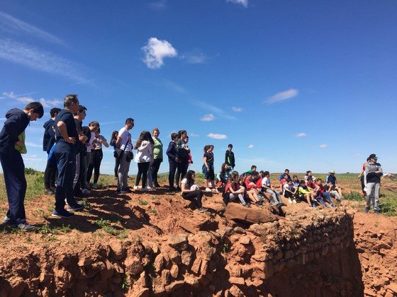 Alumnos del Ramón Giraldo en su visita al Yacimiento Calcolítico de El Castillón Alumnos del Ramón Giraldo en su visita al Yacimiento Calcolítico de El Castillón
