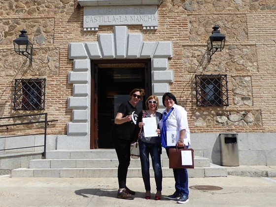 Abogada Mª Carmen Morallon y miembros de la Plataforma en las Cortes (Copiar)