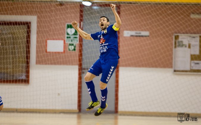 Mimi salta tras marcar un gol (Copiar)