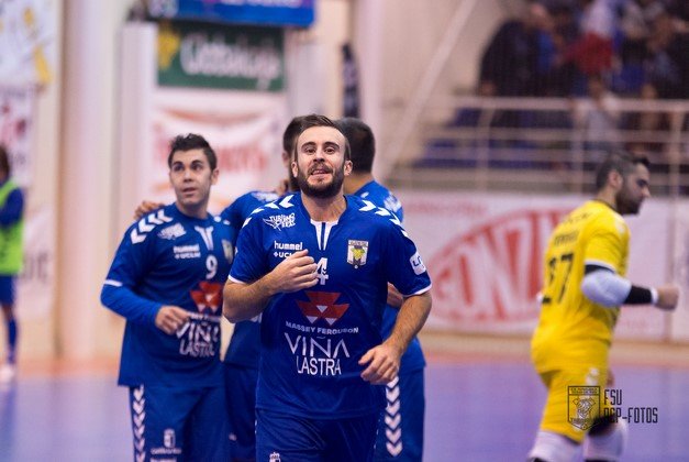 Iván Quintín se dirige a celebrar su gol ante el FC Barcelona Lassa 'B' (1) (Copiar)