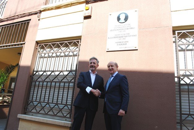 Placa Homenaje al fundador del primer hospital que hubo en Valdepeñas en 1922 Placa Homenaje al fundador del primer hospital que hubo en Valdepeñas en 1922