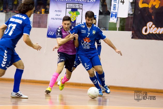 Jota luchando un balón en la final de la Copa JCCM (Copiar)